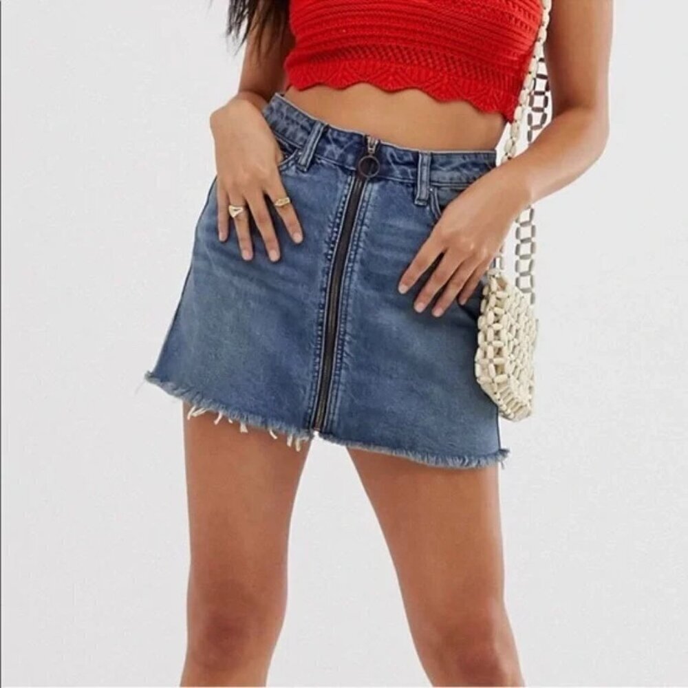 We The Free Ring Zip Front Frayed Hem Denim Mini Skirt Medium Wash Size 27